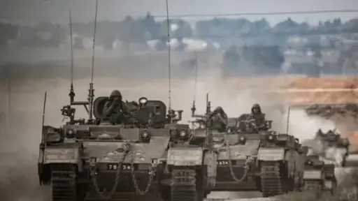 آليات الاحتلال تفتح النيران على منطقة شارع صلاح الدين في غزة