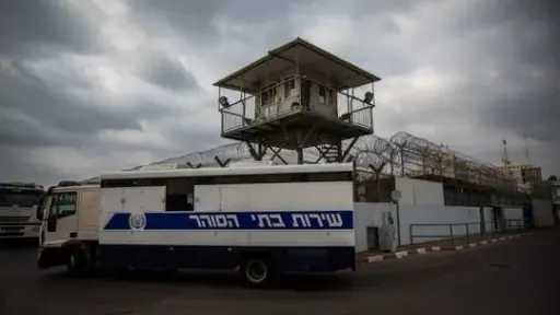 بأجساد نحيلة وآثار جروح.. إسرائيل تفرج عن 15 أسيرا من غزة