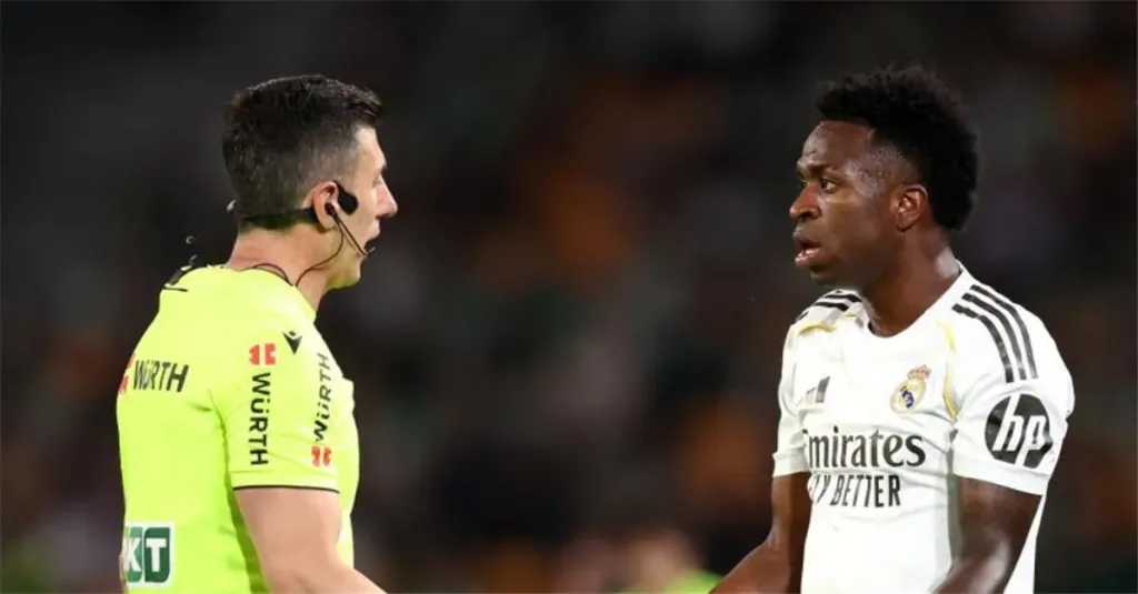 قناة ريال مدريد تثير الجدل.. إعادة لقطة تحكيمية 245 مرة تشعل الدوري الإسباني