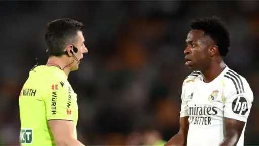 قناة ريال مدريد تثير الجدل.. إعادة لقطة تحكيمية 245 مرة تشعل الدوري الإسباني