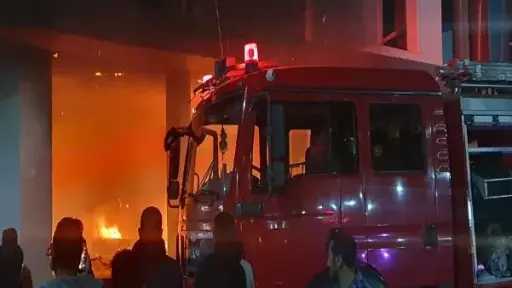 السيطرة على حريق نشب في 4 محلات تجارية بإمبابة