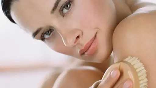 جلد الوزة.. خطوات بسيطة تنعّم البشرة وتقلل الخشونة