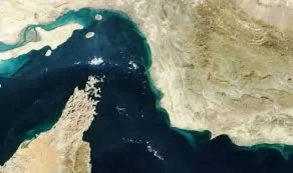 آلاف البحارة عالقون في الخليج بعد إغلاق مضيق هرمز