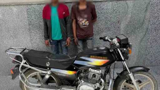 كشف ملابسات فيديو سرقة دراجة نارية بأسيوط.. وضبط المتهمين واستعادة المركبة