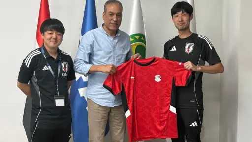 مصطفى عزام يستقبل بعثة منتخب اليابان للناشئين