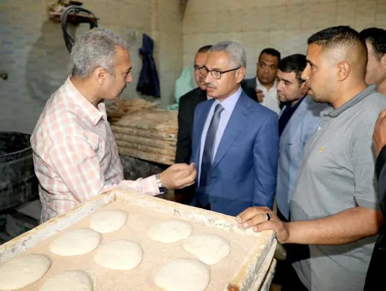 محافظ بني سويف يُفاجئ مخبزًا بإهناسيا بزيارة ميدانية لمتابعة جودة الخبز المقدم للمواطنين