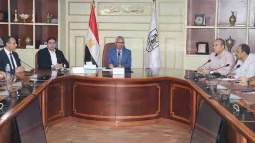 محافظ بني سويف يعقد اجتماعا لمتابعة الموقف التنفيذي لمشروعات النموذج الوطني للموازنة التشاركية