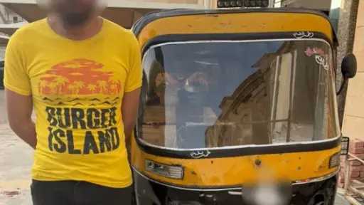 ضبط قائد توك توك يسير عكس الاتجاه ويتعدى على مواطن بالجيزة