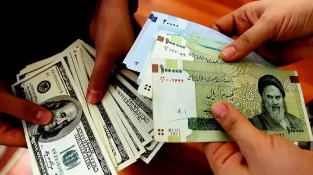 الريال الإيراني يسجل أدنى مستوى له أمام الدولار وسط الحصار الأمريكي