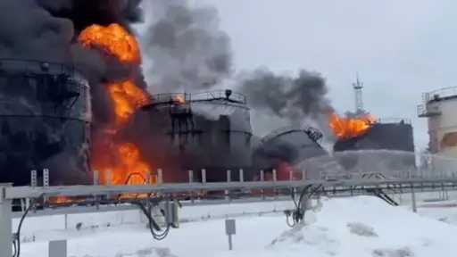 حريق بمنشأة نفط روسية بعد إشادة زيلينسكي بقدرات المسيرات بعيدة المدى