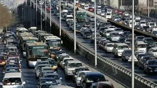 لماذا يشهد شارع الهرم كثافات مرورية في الاتجاهين؟.. خبير يكشف الأسباب