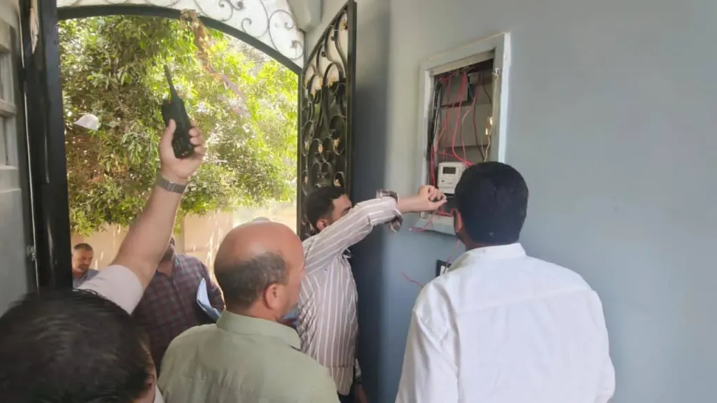 السكرتير العام لمحافظة المنيا يتابع من مركز السيطرة حملات الإزالة