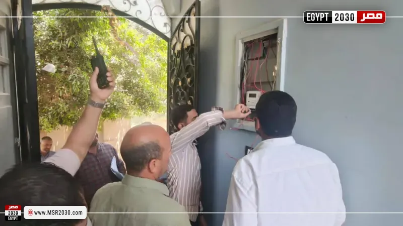 السكرتير العام لمحافظة المنيا يتابع من مركز السيطرة حملات الإزالة