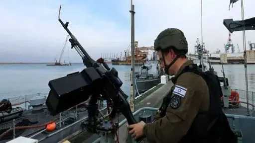 البحرية الإسرائيلية تعترض أسطولًا متجهًا إلى غزة وتحتجز نحو 175 ناشطًا