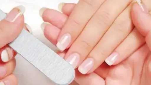 هشاشة الأظافر.. أسباب خفية وعادات يومية قد تدمر جمال يديكِ