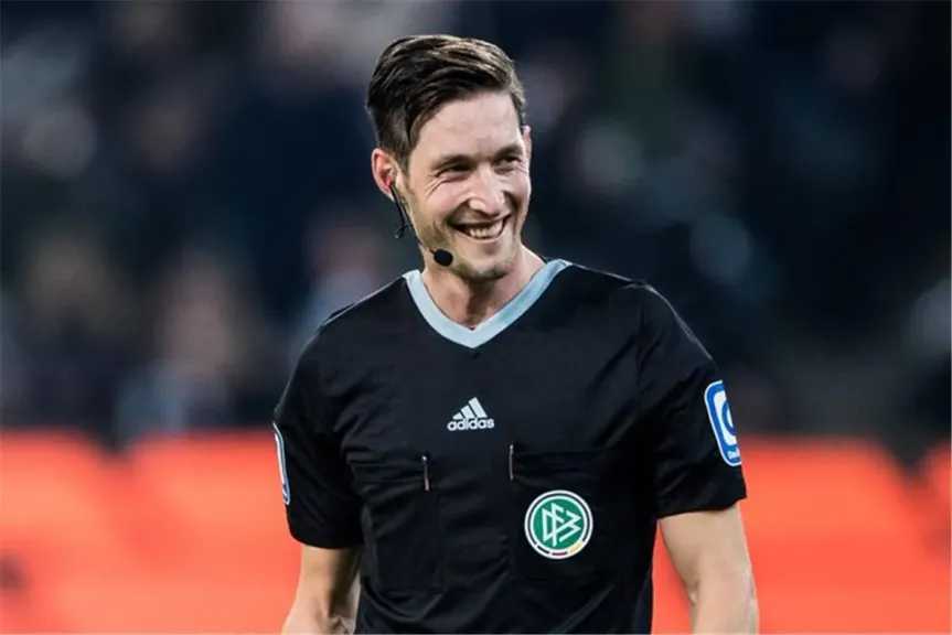 طبيب يعشق الإنذارات.. من هو حكم القمة بين الأهلي والزمالك؟