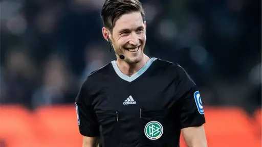 الأهلي يدرس مستقبل أشرف داري.. وكالمار يقترب من تفعيل بند الشراء