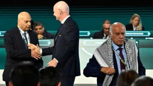 أول تعليق من رئيس الاتحاد الفلسطيني على رفضه مصافحة نظيره الإسرائيلي