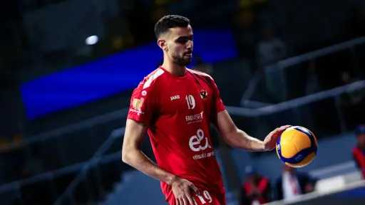 زياد أسامة: نسعى للتتويج ببطولة إفريقيا للطائرة من أجل جماهير الأهلي