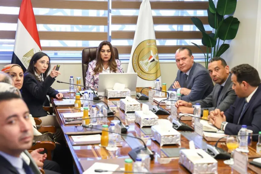 جانب من اجتماع وزيرة البيئة ومحافظ البحيرة