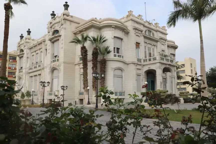 جامعة عين شمس: تقديم 500 وجبة غذاء ساخنة يوميًا للطلاب ذوي الهمم