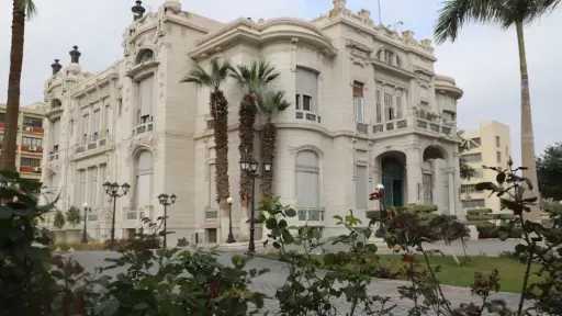 جامعة عين شمس: تقديم 500 وجبة غذاء ساخنة يوميًا للطلاب ذوي الهمم