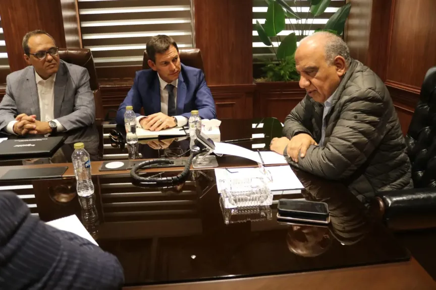 وزير الكهرباء خلال المباحثات