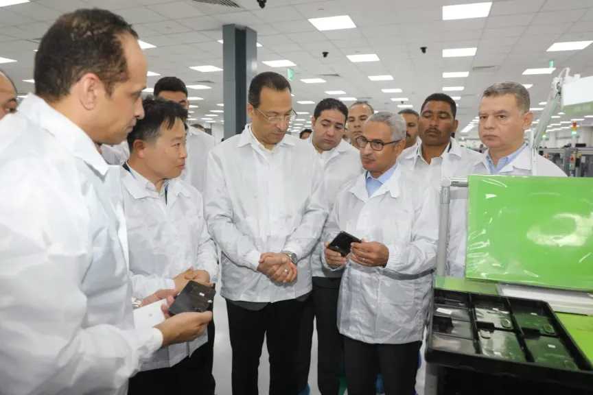 وزير الاتصالات ومحافظ بني سويف يتفقدان مصنع الاليكترونيات” التابلت والموبايل”