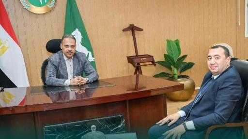 محافظ الشرقية يستقبل السكرتير العام المساعد الجديد بمكتبه بالديوان العام لبدء مباشرة مهام عمله
