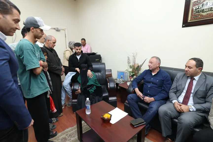 محمود الخطيب يزور مشجع الأهلي ويطمئن على حالته الصحية