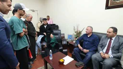 محمود الخطيب يزور مشجع الأهلي ويطمئن على حالته الصحية