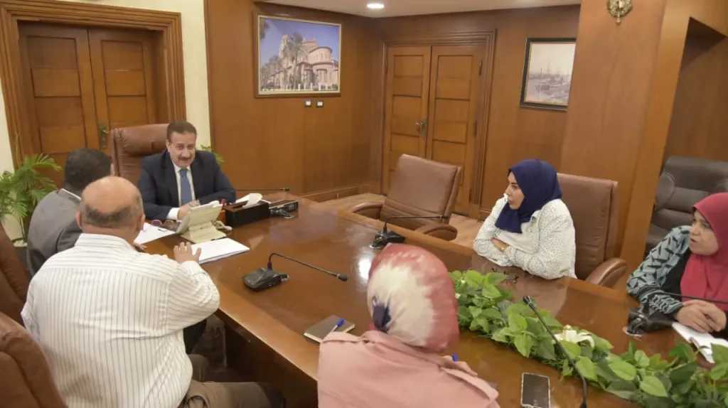 محافظ بورسعيد يعقد اجتماعًا لمتابعة عدد من الملفات داخل إدارات ومديريات المحافظة