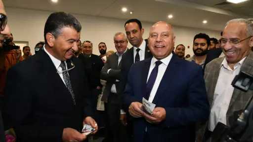 كامل الوزير يستقل قطار المونوريل متوجها الى مقر وزارة النقل بالعاصمة الإدارية