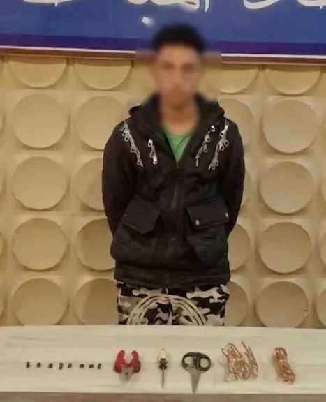 ضبط عاطل لسرقة أسلاك كهرباء من أعمدة إنارة بالقاهرة وبحوزته مخدرات