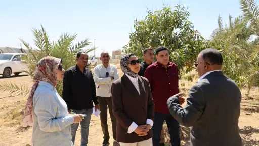 محافظ الوادي الجديد تتفقد أحد مشروعات الاستثمار الزراعي المتكاملة بالخارجة