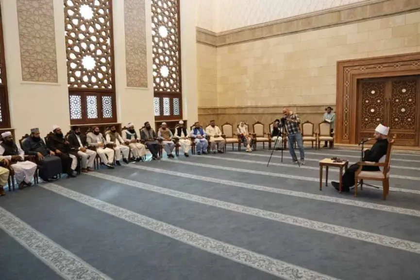 وزير الأوقاف يستقبل وفدًا من علماء باكستان في مسجد مصر