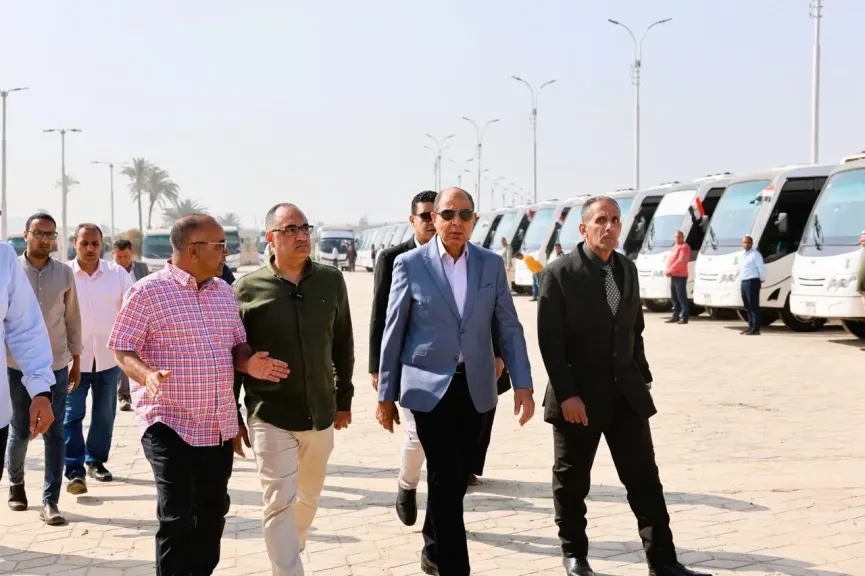 محافظ المنيا يشهد اصطفاف 73 أتوبيسًا أمام المتحف الأتوني