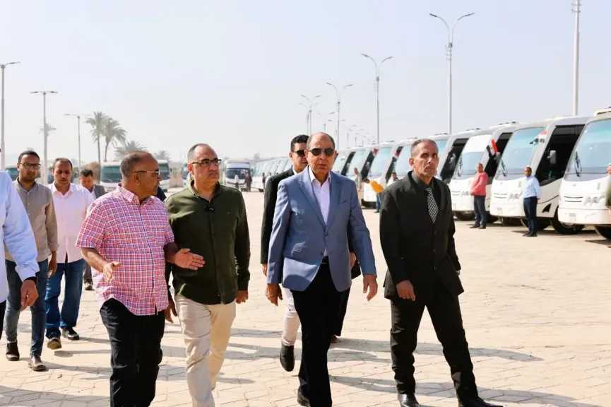 محافظ المنيا يشهد اصطفاف 73 أتوبيسًا أمام المتحف الأتوني