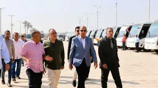 محافظ المنيا يشهد اصطفاف 73 أتوبيسًا أمام المتحف الأتوني