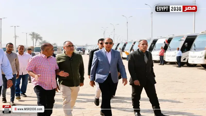 محافظ المنيا يشهد اصطفاف 73 أتوبيسًا أمام المتحف الأتوني