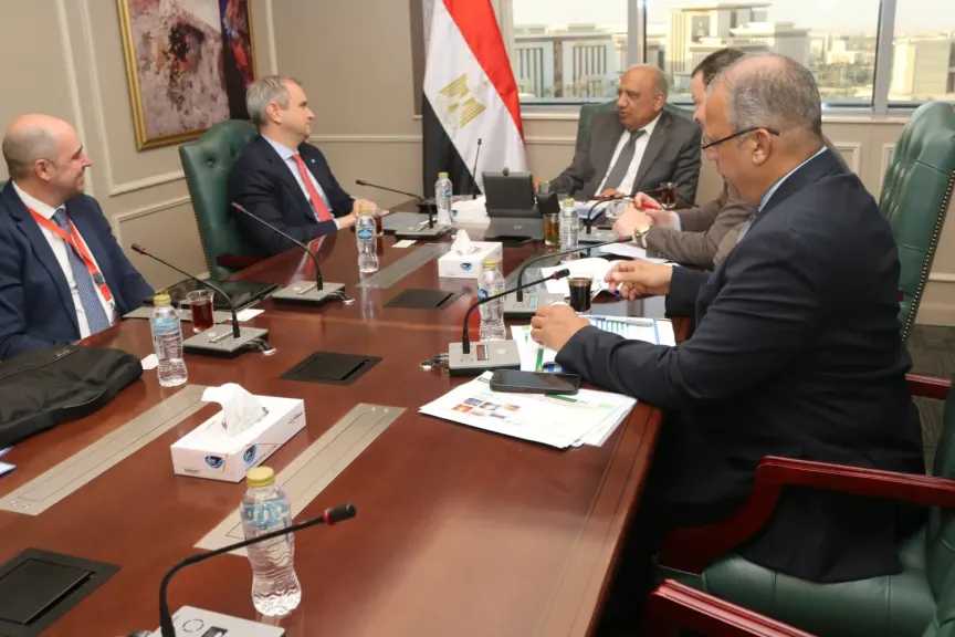 وزير الكهرباء يتابع مع الكازار الإماراتية تطورات مشروعات رياح الزعفرانة والغردقة بقدرة 1500 ميجاوات