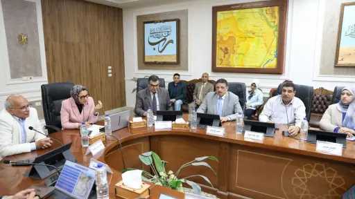 محافظ الوادي الجديد تلتقي وفد وزارة النقل و الهيئة العامة للطرق والكباري