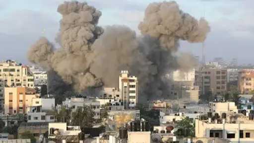 غارات إسرائيلية عنيفة على النبطية تسفر عن قتيل ودمار واسع في البنية التحتية