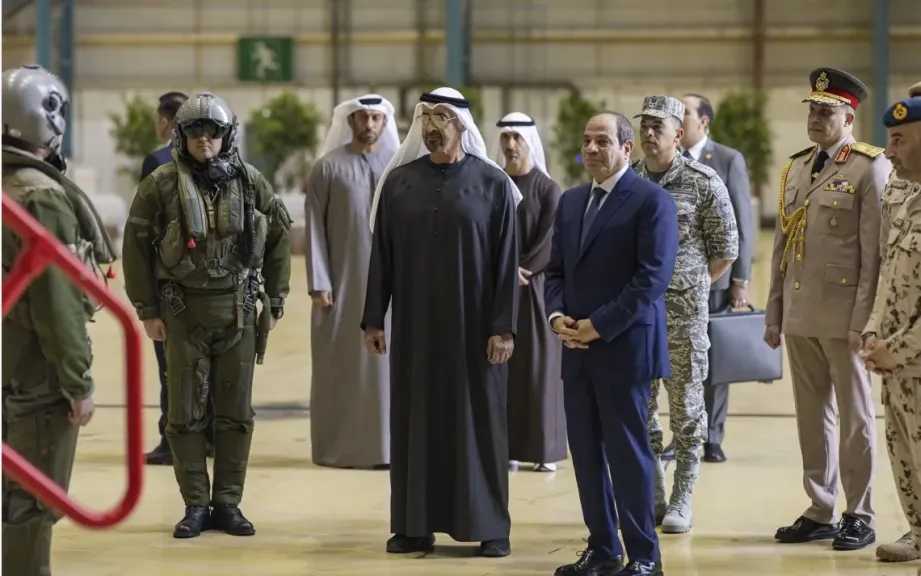 السيسي ومحمد بن زايد يتفقدان المقاتلات المصرية في الإمارات