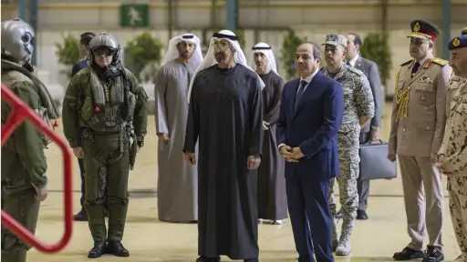 السيسي ومحمد بن زايد يتفقدان المقاتلات المصرية في الإمارات