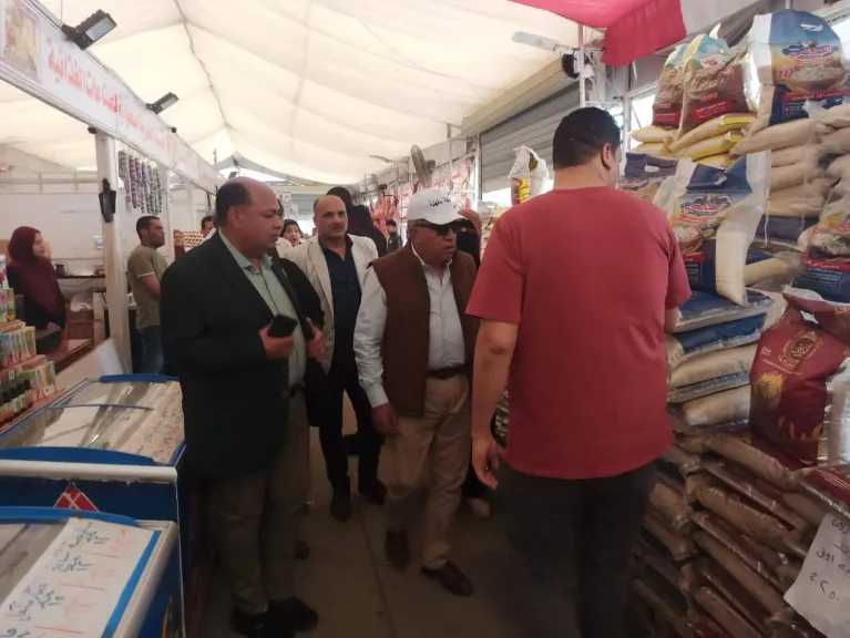 محافظ الدقهلية يتفقد المعرض الدائم للسلع الغذائية بحي شرق المنصورة