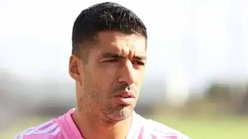 ”مستعد للعودة”.. لويس سواريز يغازل منتخب أوروجواي قبل كأس العالم