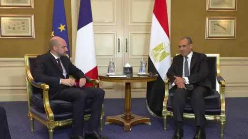 وزير الخارجية ونظيره الفرنسي يبحثان سبل تعزيز العلاقات الثنائية ومستجدات الأوضاع الإقليمية
