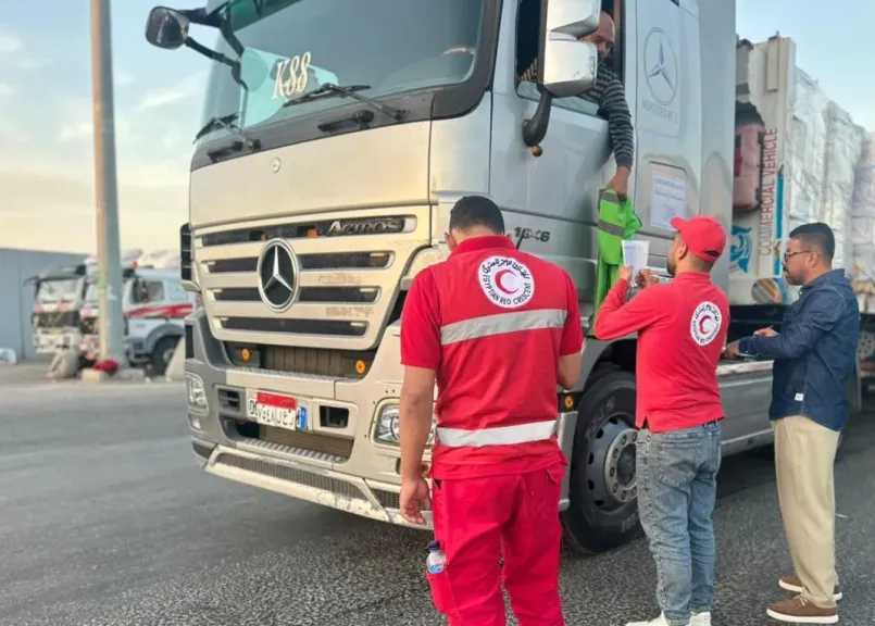 الهلال الأحمر: قافلة «زاد العزة» تدخل غزة محمّلة بـ4922 طنًا من المساعدات الإنسانية