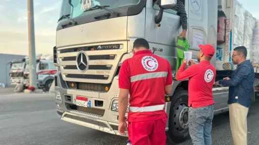الهلال الأحمر: قافلة «زاد العزة» تدخل غزة محمّلة بـ4922 طنًا من المساعدات الإنسانية